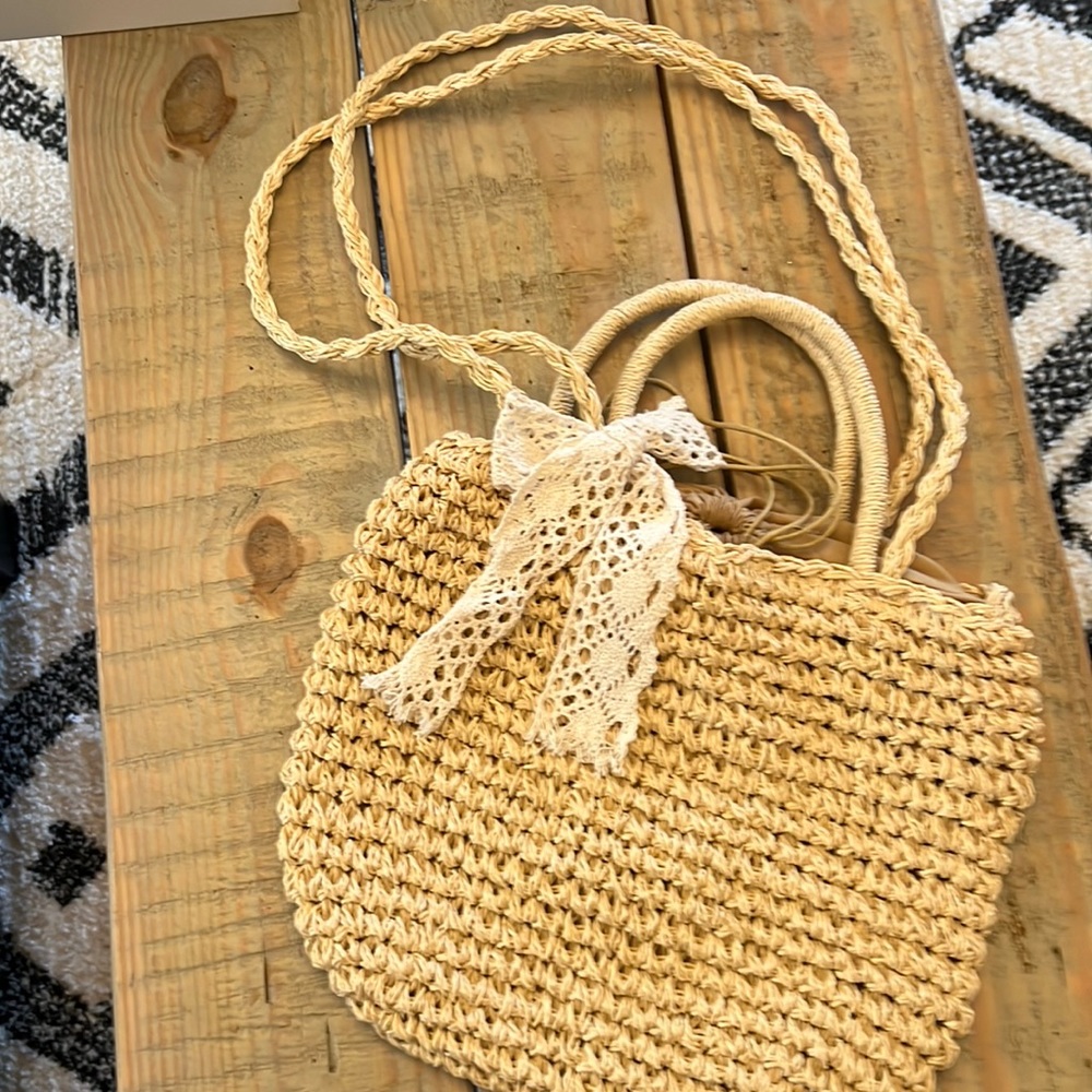 NWOT straw purse with lace bow.